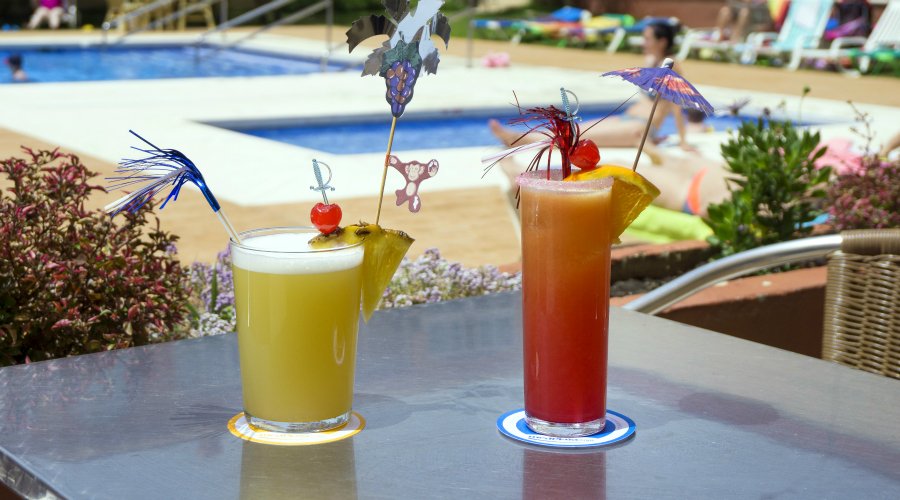 Bar della piscina con cocktail
